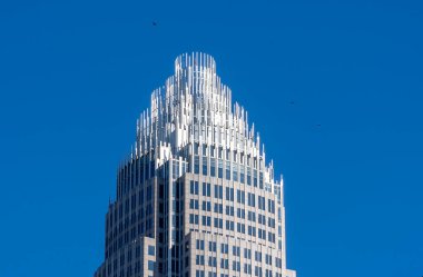 Charlotte, Carolina del Norte, Usa. 23 Kasım 2022: Mavi gökyüzü ve modern bina mimarisi ile şehir merkezi.