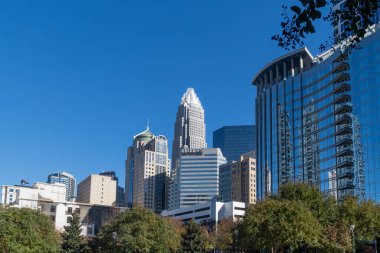 Charlotte, Carolina del Norte, Usa. 23 Kasım 2022: Mavi gökyüzü ve modern bina mimarisi ile şehir merkezi.