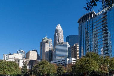 Charlotte, Carolina del Norte, Usa. 23 Kasım 2022: Mavi gökyüzü ve modern bina mimarisi ile şehir merkezi.