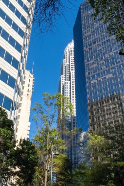 Charlotte, Carolina del Norte, Usa. 23 Kasım 2022: Mavi gökyüzü ve modern bina mimarisi ile şehir merkezi.