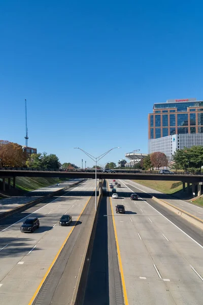 Charlotte, Carolina del Norte, Usa. 23 Kasım 2022: Mavi gökyüzü ve modern bina mimarisi ile şehir merkezi.