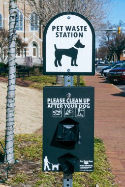 Salisbury, Carolina del Norte, Usa. 26 Kasım 2022: Şehirde köpek çantası dağıtıcısı.