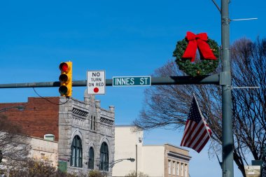 Salisbury, Carolina del Norte, Usa. 26 Kasım 2022: Binaları ve mavi gökyüzü olan şehir manzarası.