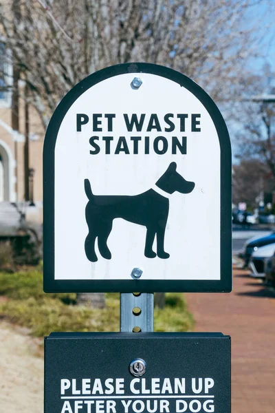 stock image Salisbury, Carolina del Norte, Usa. November 26, 2022: Dog bag dispenser in the city.