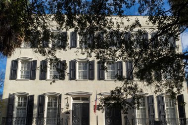 Savannah, Georgia, Usa. 2 Aralık 2022: Koloni evlerinin mimarisi ve mavi gökyüzü ile renkli cepheler.