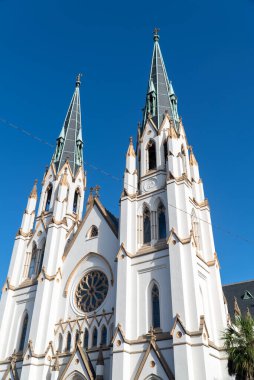 Savannah, Georgia, Usa. 2 Aralık 2022: Katedral Aziz John Vaftizci ve Mavi Gökyüzü.