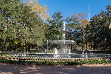 Savannah, Georgia, Usa. 2 Aralık 2022: Forsyth Park 'taki mavi gökyüzü çeşmesi. 