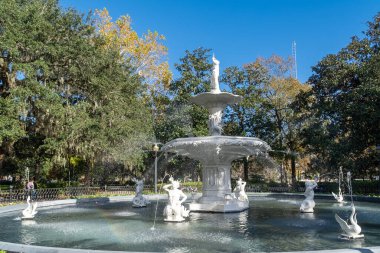 Savannah, Georgia, Usa. 2 Aralık 2022: Forsyth Park 'taki mavi gökyüzü çeşmesi. 