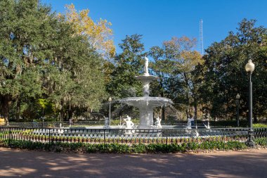 Savannah, Georgia, Usa. 2 Aralık 2022: Forsyth Park 'taki mavi gökyüzü çeşmesi. 