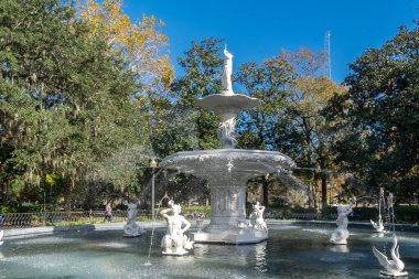 Savannah, Georgia, Usa. 2 Aralık 2022: Forsyth Park 'taki mavi gökyüzü çeşmesi. 