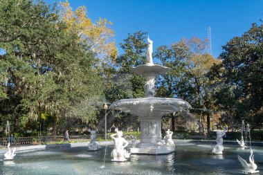 Savannah, Georgia, Usa. 2 Aralık 2022: Forsyth Park 'taki mavi gökyüzü çeşmesi. 