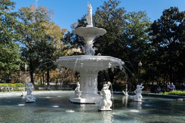 Savannah, Georgia, Usa. 2 Aralık 2022: Forsyth Park 'taki mavi gökyüzü çeşmesi. 