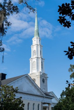 Savannah, Georgia, Birleşik Devletler. 2 Aralık 2022: Savannah Bağımsız Presbiteryen Kilisesi güzel mavi gökyüzü.
