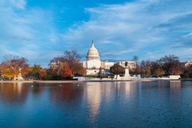 Washington D.C. Birleşik Devletleri. 29 Kasım 2022: Birleşik Devletler Kongre Binası ve güzel mavi gökyüzü.