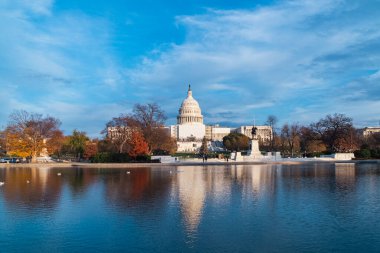 Washington D.C. Birleşik Devletleri. 29 Kasım 2022: Birleşik Devletler Kongre Binası ve güzel mavi gökyüzü.