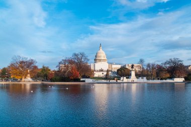 Washington D.C. Birleşik Devletleri. 29 Kasım 2022: Birleşik Devletler Kongre Binası ve güzel mavi gökyüzü.