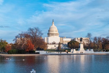 Washington D.C. Birleşik Devletleri. 29 Kasım 2022: Birleşik Devletler Kongre Binası ve güzel mavi gökyüzü.