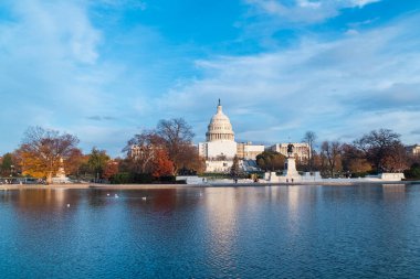 Washington D.C. Birleşik Devletleri. 29 Kasım 2022: Birleşik Devletler Kongre Binası ve güzel mavi gökyüzü.