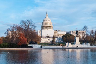 Washington D.C. Birleşik Devletleri. 29 Kasım 2022: Birleşik Devletler Kongre Binası ve güzel mavi gökyüzü.