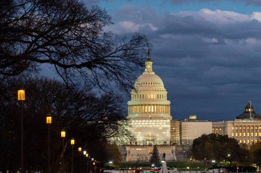 Washington D.C. Birleşik Devletleri. 29 Kasım 2022: Birleşik Devletler Kongre Binası ve güzel mavi gökyüzü.