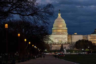 Washington D.C. Birleşik Devletleri. 29 Kasım 2022: Birleşik Devletler Kongre Binası ve güzel mavi gökyüzü.