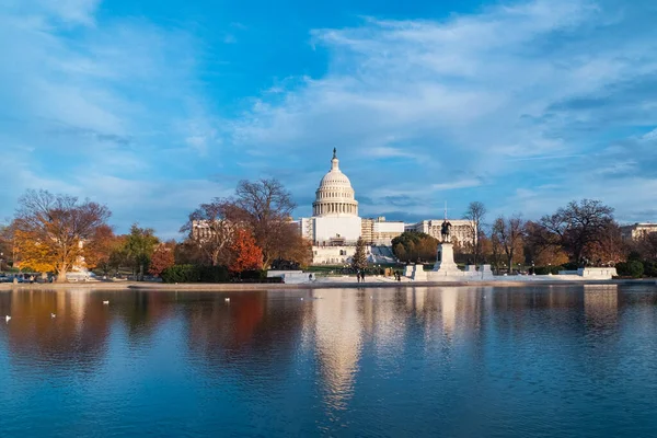 Washington D.C. Birleşik Devletleri. 29 Kasım 2022: Birleşik Devletler Kongre Binası ve güzel mavi gökyüzü.