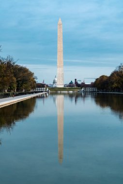 Washington D.C. Birleşik Devletleri. 29 Kasım 2022: Mavi gökyüzü ve suda yansıması olan Washington Anıtı.