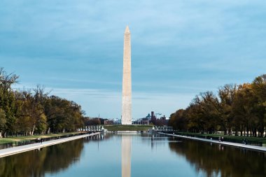Washington D.C. Birleşik Devletleri. 29 Kasım 2022: Mavi gökyüzü ve suda yansıması olan Washington Anıtı.