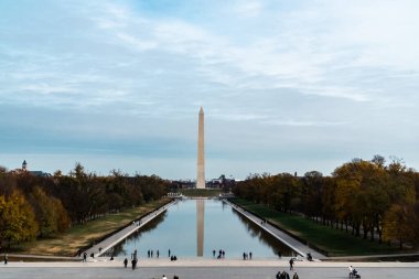 Washington D.C. Birleşik Devletleri. 29 Kasım 2022: Mavi gökyüzü ve suda yansıması olan Washington Anıtı.