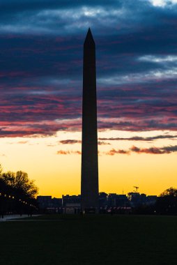 Washington D.C. Birleşik Devletleri. 29 Kasım 2022 'de Washington Anıtı gökyüzü ve güzel gün batımıyla siluette.