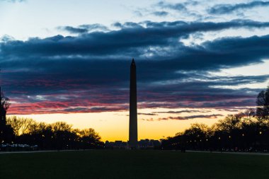 Washington D.C. Birleşik Devletleri. 29 Kasım 2022 'de Washington Anıtı gökyüzü ve güzel gün batımıyla siluette.