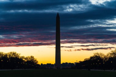 Washington D.C. Birleşik Devletleri. 29 Kasım 2022 'de Washington Anıtı gökyüzü ve güzel gün batımıyla siluette.