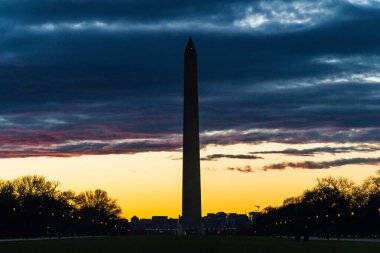 Washington D.C. Birleşik Devletleri. 29 Kasım 2022 'de Washington Anıtı gökyüzü ve güzel gün batımıyla siluette.
