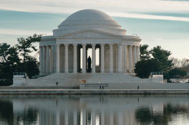 Washington D.C. Birleşik Devletleri. 29 Kasım 2022: Mavi gökyüzü ve gölü olan Thomas Jefferson Anıtı.