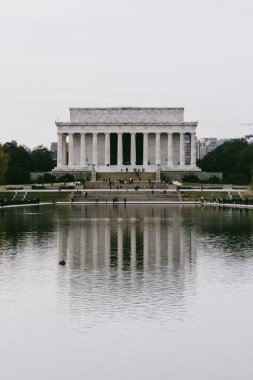 Washington D.C. Birleşik Devletleri. 29 Kasım 2022: Abraham Lincoln Anıtı gri bir günde ve sudaki yansıma.