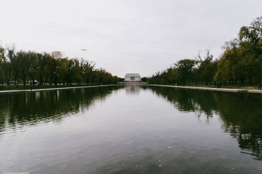 Washington D.C. Birleşik Devletleri. 29 Kasım 2022: Abraham Lincoln Anıtı gri bir günde ve sudaki yansıma.