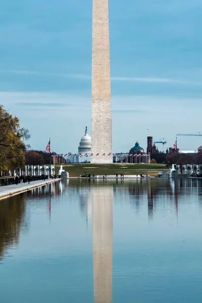 ワシントンD アメリカ合衆国 2022年11月29日 青い空と水面に映るワシントン記念碑 — ストック写真