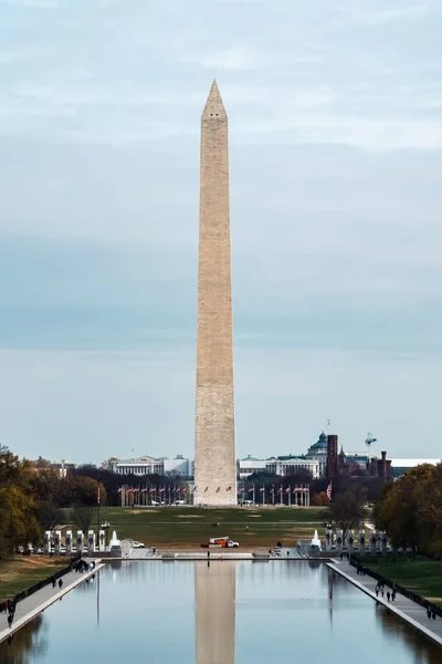 Washington Birleşik Devletleri Kasım 2022 Mavi Gökyüzü Suda Yansıması Olan — Stok fotoğraf