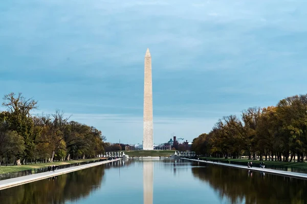 ワシントンD アメリカ合衆国 2022年11月29日 青い空と水面に映るワシントン記念碑 — ストック写真