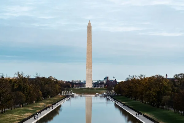 Waszyngton Stany Zjednoczone Listopada 2022 Pomnik Waszyngtona Błękitnym Niebem Odbiciem — Zdjęcie stockowe