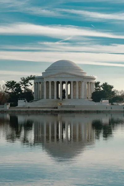 ワシントンD アメリカ合衆国 2022年11月29日 トーマス ジェファーソン記念館青空と湖 — ストック写真