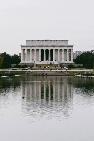 华盛顿特区 2022年11月29日 灰蒙蒙的亚伯拉罕 林肯纪念碑和水中的倒影 — 图库照片