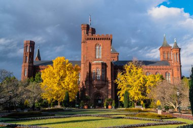 Washington D.C. Birleşik Devletleri. 30 Kasım 2022: Smithsonian Enstitüsü (Smithsonian Kalesi) ve güz ağaçları.