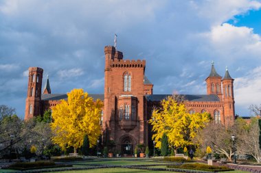 Washington D.C. Birleşik Devletleri. 30 Kasım 2022: Smithsonian Enstitüsü (Smithsonian Kalesi) ve güz ağaçları.