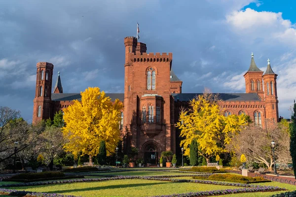 华盛顿特区 2022年11月30日 史密森学会 史密森城堡 和秋天树 — 图库照片
