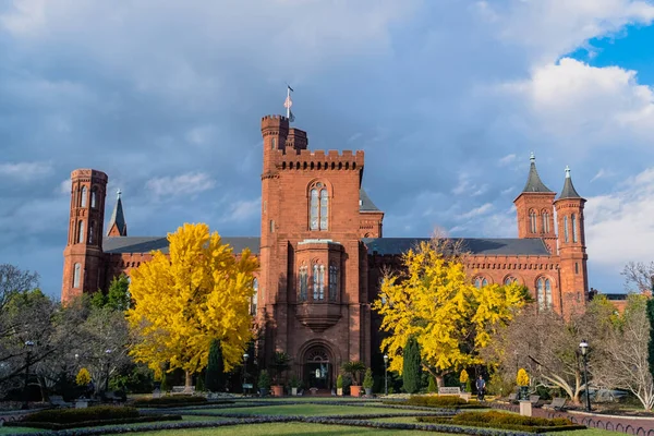 华盛顿特区 2022年11月30日 史密森学会 史密森城堡 和秋天树 — 图库照片