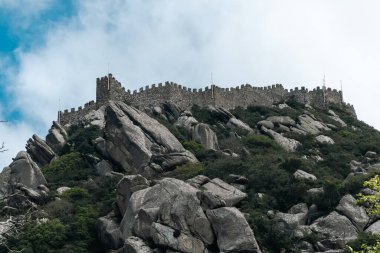 Sintra, Lisboa, Portekiz. 4 Ekim 2022: Güzel mavi gökyüzü olan Moors Kalesi.