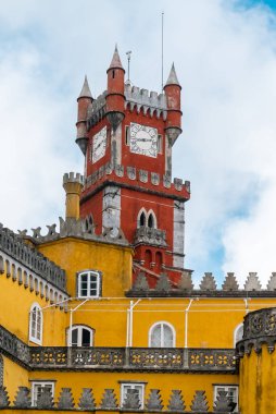 Sintra, Lisboa, Portekiz. 4 Ekim 2022: Mavi gökyüzü ile Pena Sarayı 'nın cephesi ve mimarisi.