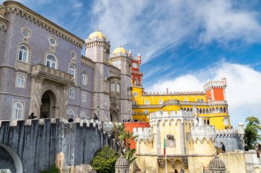 Sintra, Lisboa, Portekiz. 4 Ekim 2022: Mavi gökyüzü ile Pena Sarayı 'nın cephesi ve mimarisi.