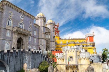 Sintra, Lisboa, Portekiz. 4 Ekim 2022: Mavi gökyüzü ile Pena Sarayı 'nın cephesi ve mimarisi.